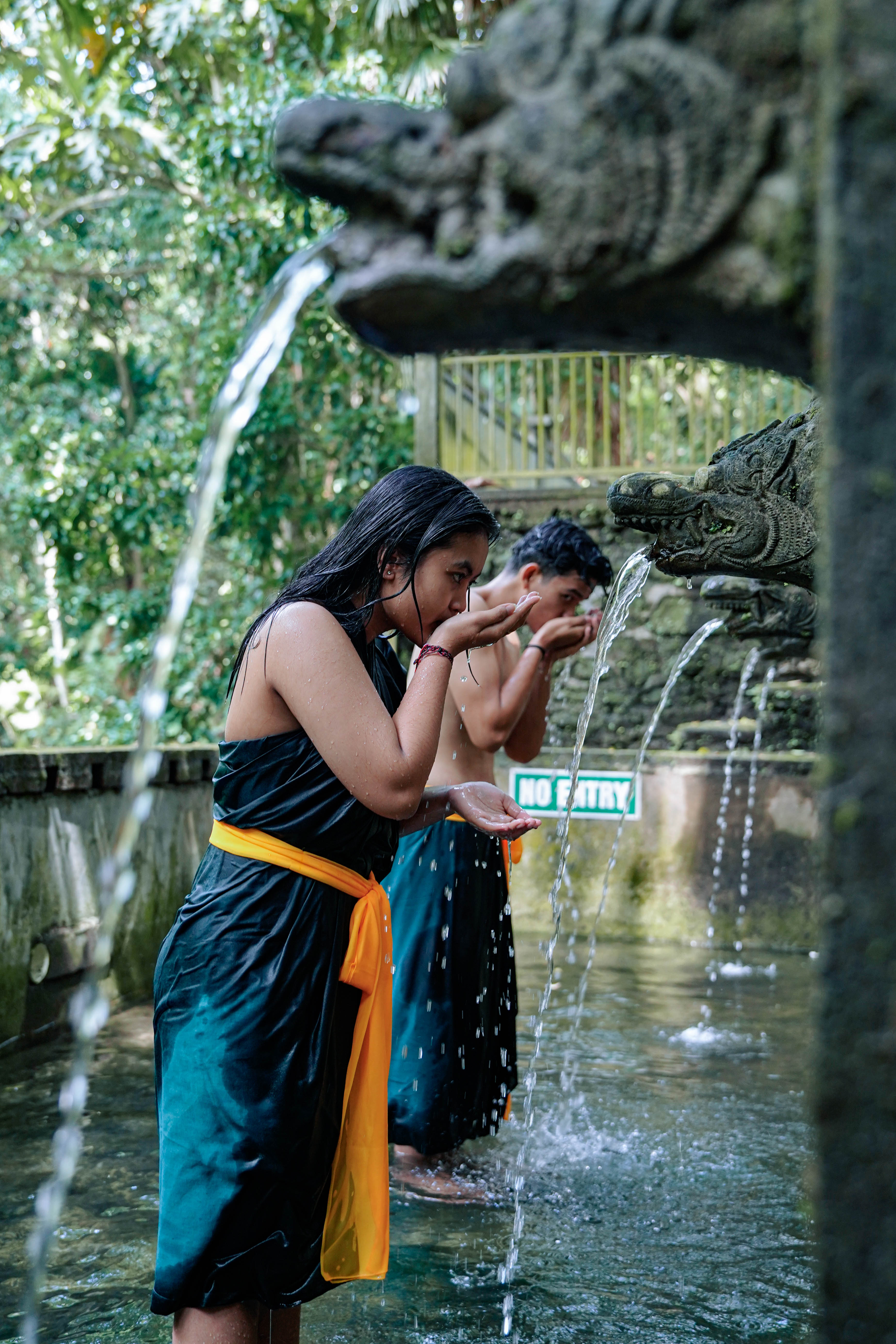 Ritual Melukat di Tengah Alam Suci